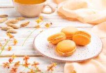 Macarons all'albicocca con crema Chantilly