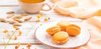 Macarons all'albicocca con crema Chantilly