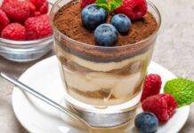 Dolcino con yogurt greco, frollini e frutta