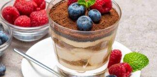 Dolcino con yogurt greco, frollini e frutta