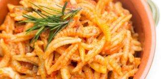 Pasta tipica sarda con salsicce e passata di pomodoro