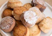 Biscotti spagnoli di pasta frolla alti