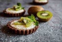 Mini crostatine al cioccolato con cocco e kiwi | sfiziose e irresistibili Mini crostatine al cioccolato con cocco e kiwi