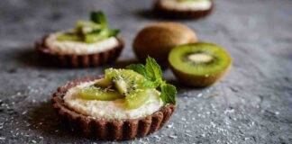 Mini crostatine al cioccolato con cocco e kiwi