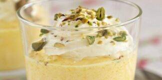 Mousse al mango con panna e pistacchio