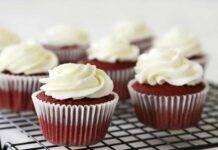 Muffin red velvet con crema al burro e gocce di cioccolato