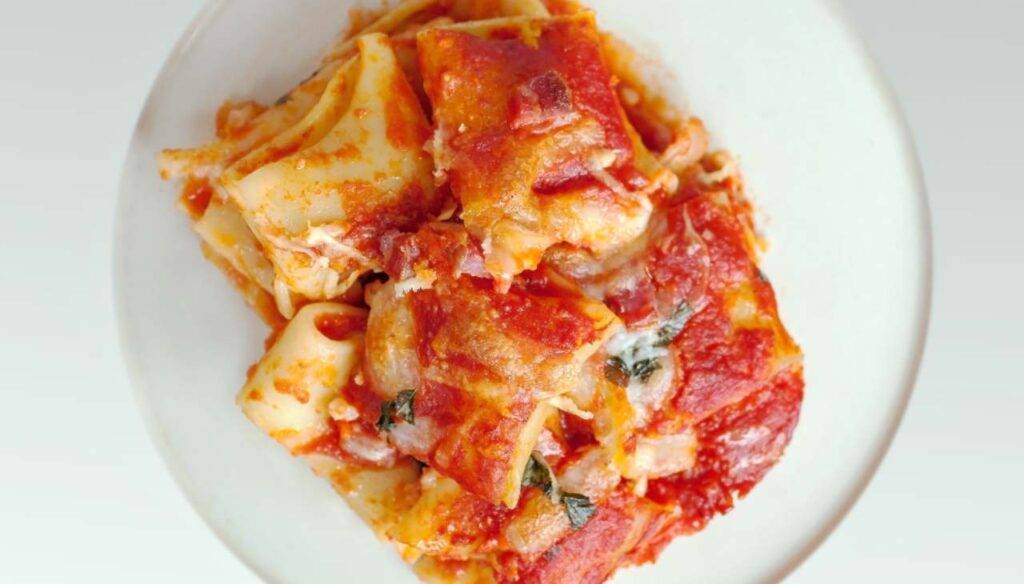 Paccheri ripieni alle melanzane | Irresistibili con il sugo e le nocciole