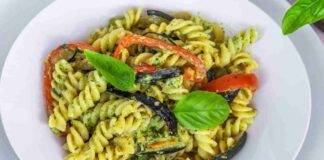 Pasta al pesto di zucchine con melanzane e peperoni grigliati