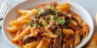 Pasta al sugo di pomodoro e panna con funghi, speck e salsiccia