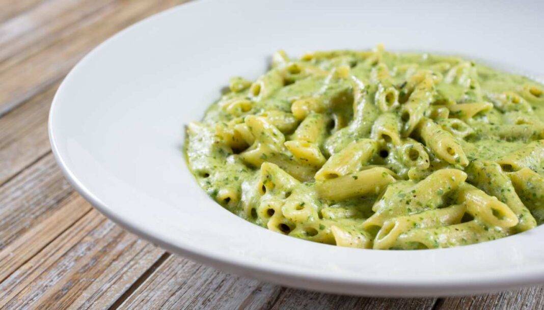 Pasta con crema di piselli e pancetta senza panna | Saporita e gustosa