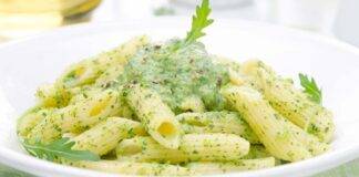 Primo di pasta con verdura e formaggio