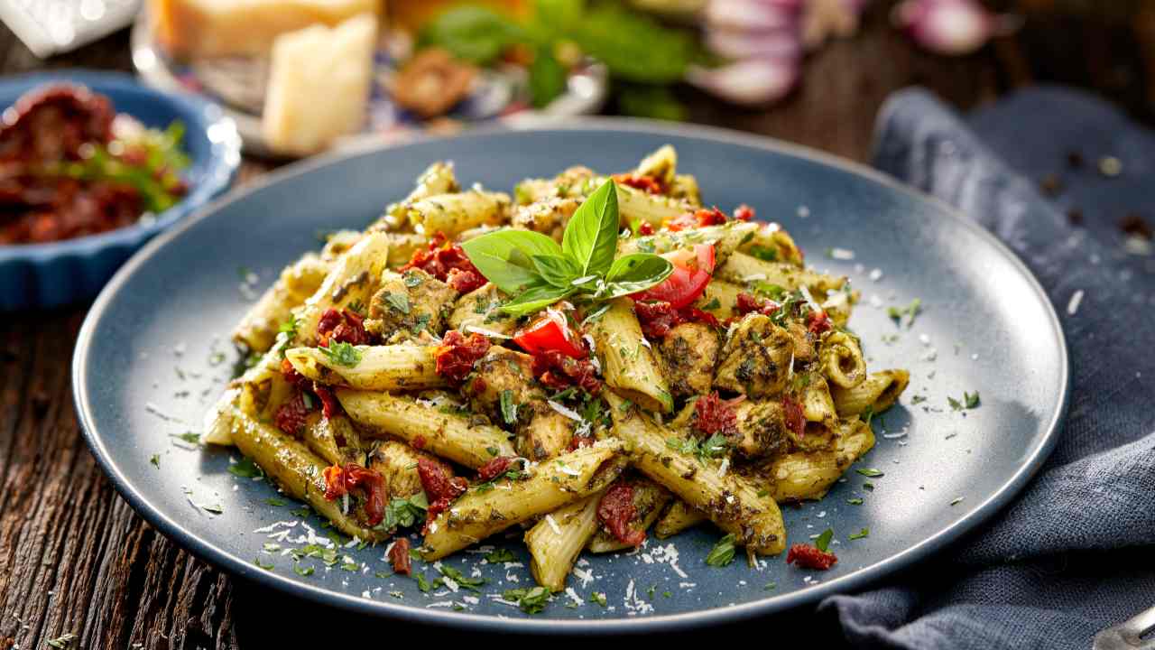 Pasta con pesto e pollo | Cremosa e delicata da provare assolutamente