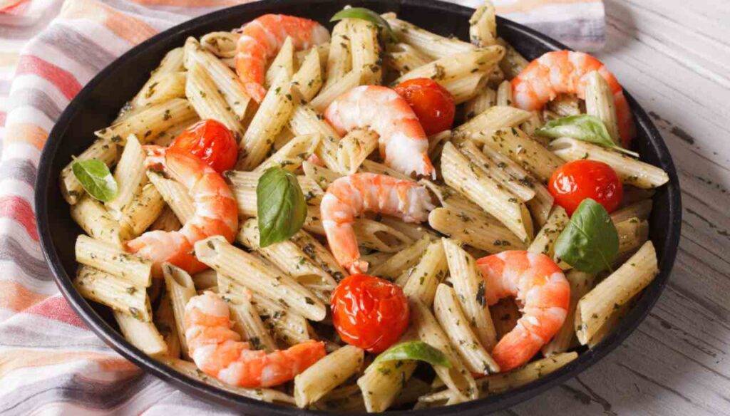 Pasta fredda al pesto di pistacchi con gamberi e pomodorini Irresistibile