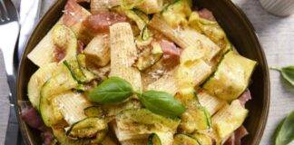 primo condito con salsa di verdura e affettato