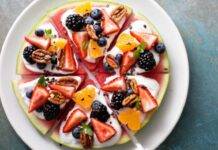 Dolce fresco con frutta estiva, noci e agrumi