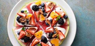 Dolce fresco con frutta estiva, noci e agrumi