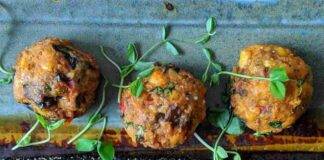 Polpette di riso con melanzane e pomodorini