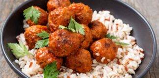 Piatto unico di riso con polpette vegetariane