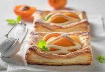 Quadrotti brisè con pesche caramellate e crema al mascarpone