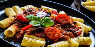 Rigatoni alla puttanesca con melanzane fritte