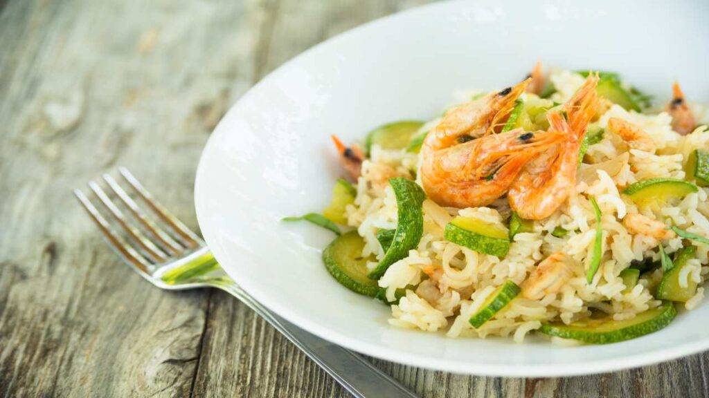 Riso con gamberi e zucchine Piatto semplice e delicato