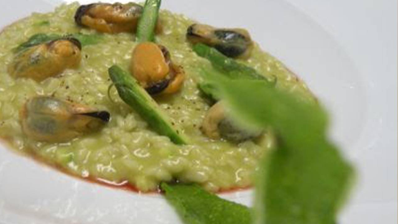 Riso con asparagi e frutti di mare