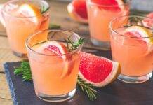 Drink con prosecco e frutta