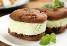 Sandwich di biscotti al cioccolato con gelato | Gustosi e freschi "Panino" di biscotti farcito con ripieno freddo