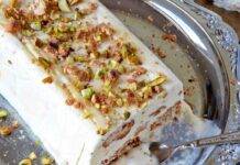 Dolce con panna montata, yogurt e biscotti