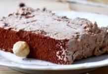 Semifreddo cioccolato e nocciole | Ricetta golosa da servire per deliziare tutti Dolcino fresco con cioccolato e frutta secca