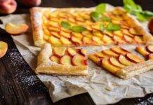 Sfogliata dolce di pesche sciroppate con crema pasticcera | dessert estivo Sfogliata dolce di pesche sciroppate con crema pasticcera
