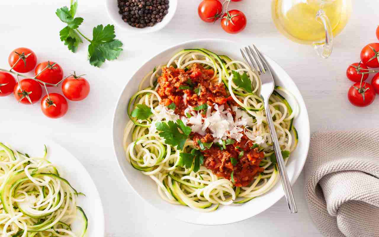 spaghetti pomodori zucchine burrata ricetta FOTO Adobe ricettasprint