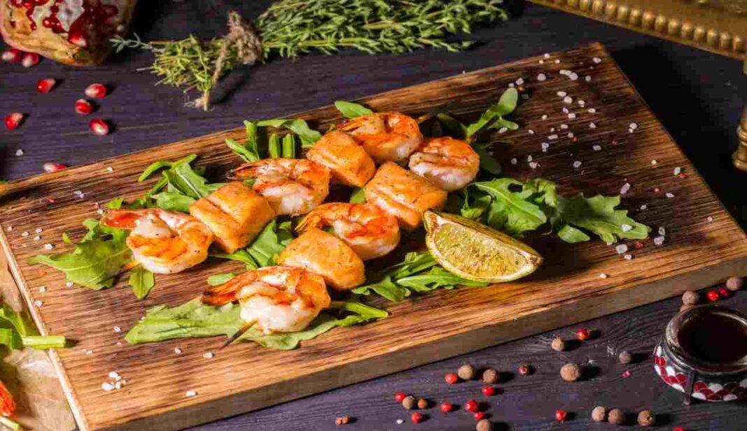 Spiedini di gamberetti e salmone marinati alla friggitrice ad aria
