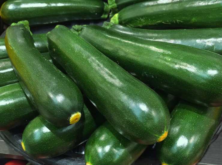 Spiedini di zucchine e salsiccia FOTO ricettasprint
