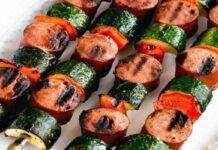 Spiedini di zucchine e salsiccia | Ottimi come contorno spiedini zucchine salsiccia ricetta FOTO ricettasprint