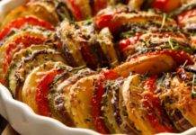 Teglia di zucchine e patate agli aromi | Gustosa e di grande effetto scenico Verdure tagliate a rondelle cotte in forno