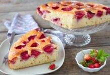 Torta con fragoline di bosco e yogurt | La sofficità già al primo morso Dolce morbido fragoline di bosco