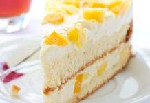 Torta con panna vegetale ed ananas, il dessert estivo e fresco Dessert all'ananas