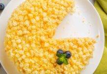 Dolce a strati con crema fatta con yogurt greco