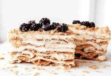 Torta sfogliatina al caffè con crema al mascarpone e more