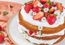 Dolce di pan di Spagna e frutta