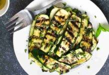 Zucchine grigliate alle erbe aromatiche | Contorno in 10 minuti