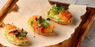 Baguette bruschettate con guacamole e salmone marinato AdobeStock