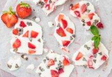 Barrette di frozen yogurt alla frutta | Dolcetti facilissimi, gustosi ma leggeri Snack sano con yogurt greco