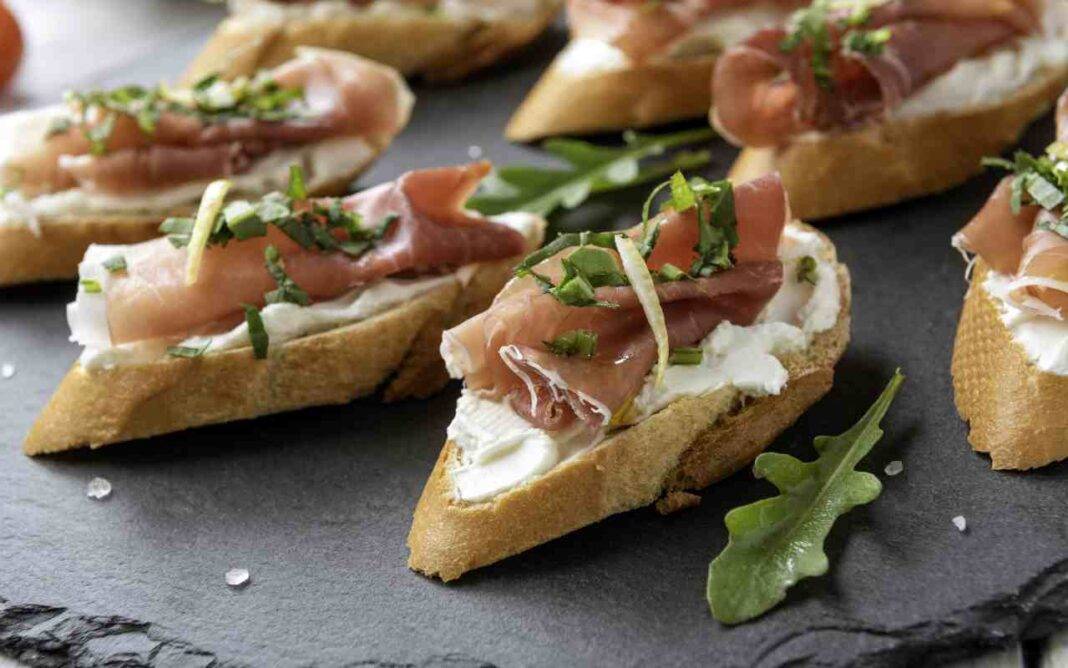 Bruschetta con philadelphia e prosciutto crudo Ideale per i bambini