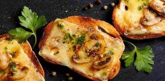 Bruschette al forno con funghi al peperoncino ed emmenthal