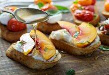 Bruschette con crema al mascarpone e ricotta con pesche al miele