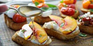 Bruschette con crema al mascarpone e ricotta con pesche al miele