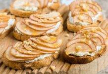 Bruschette con mousse di formaggio pere noci e miele