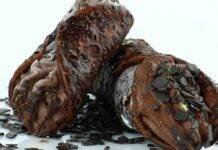 Cannoli siciliani tutto cioccolato | Facilissimi e goduriosi Cannoli siciliani tutto cioccolato ricetta facile ricettasprint